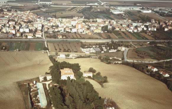 Vista dall'aereo della villa di Montedomini con Castelferretti sullo sfondo