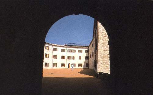 Cortile del castello di Falconara Alta