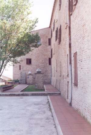 La facciata lato mare del castello