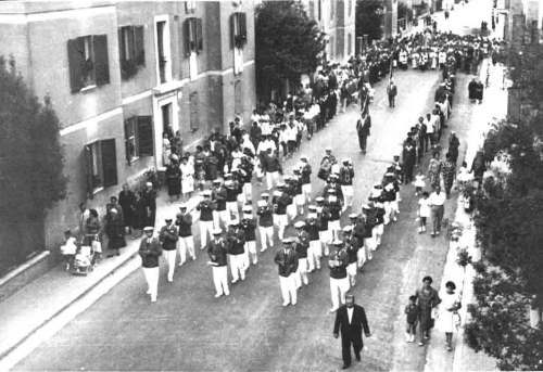 Foto storica della banda in marcia