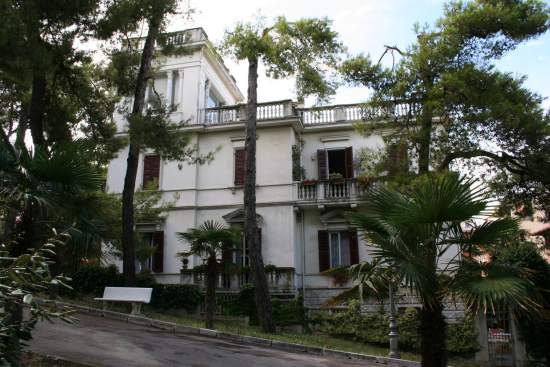 Edificio in via IV Novembre
