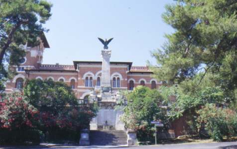 L'ex palazzo comunale visto dal viale di accesso