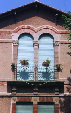 Elementi architettonici in via Bixio