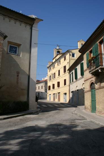 Fianco della chiesa di Santa Maria delle Grazie con il vecchio palazzo comunale sullo sfondo