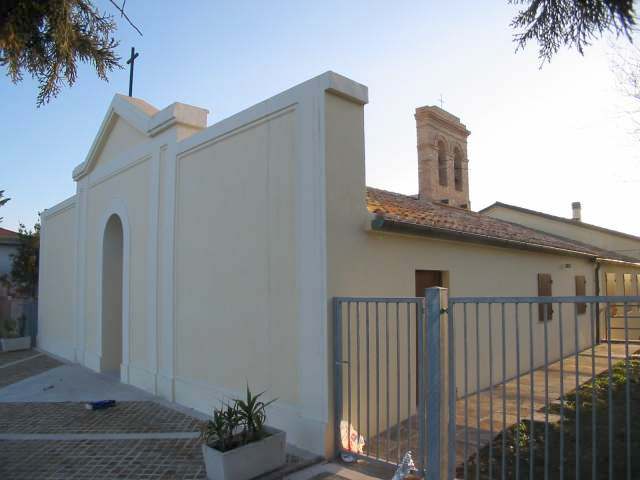 Fronte e fianco della chiesa di Santa Maria di Loreto, con il campanile a vela