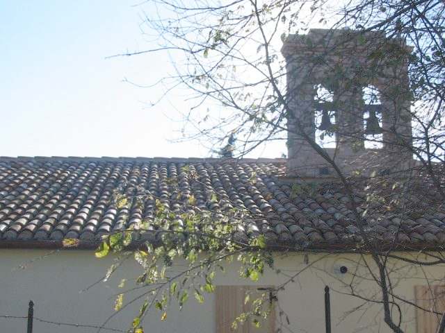 Fiancata della chiesa di Santa Maria di Loreto, con il campanile a vela
