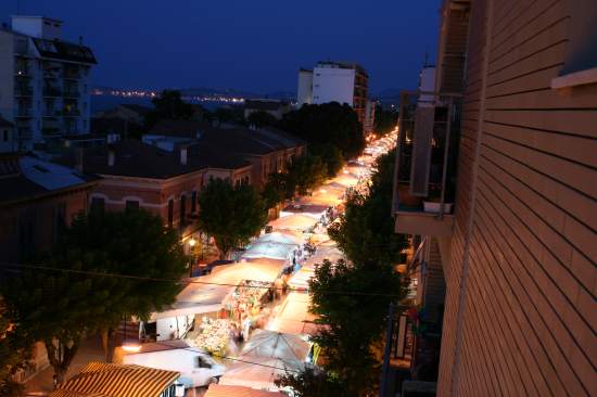 La fiera di luglio in Via Nino Bixio di notte