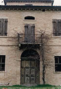 L'ingresso principale (lato sud-ovest) della villa di Montedomini