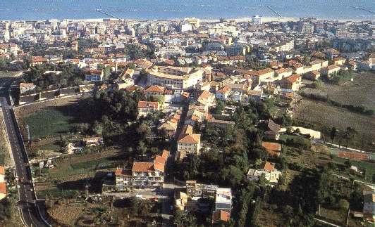 Vista aerea dal castello fino al mare<br>(Foto tratta dal volume "Falconara percorsi" di Giorgio Marinelli)