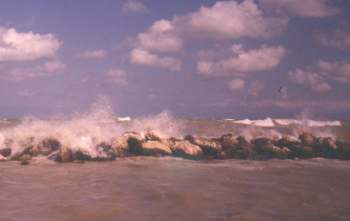 Gli scogli con il mare mosso