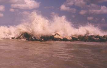 Gli scogli con il mare mosso